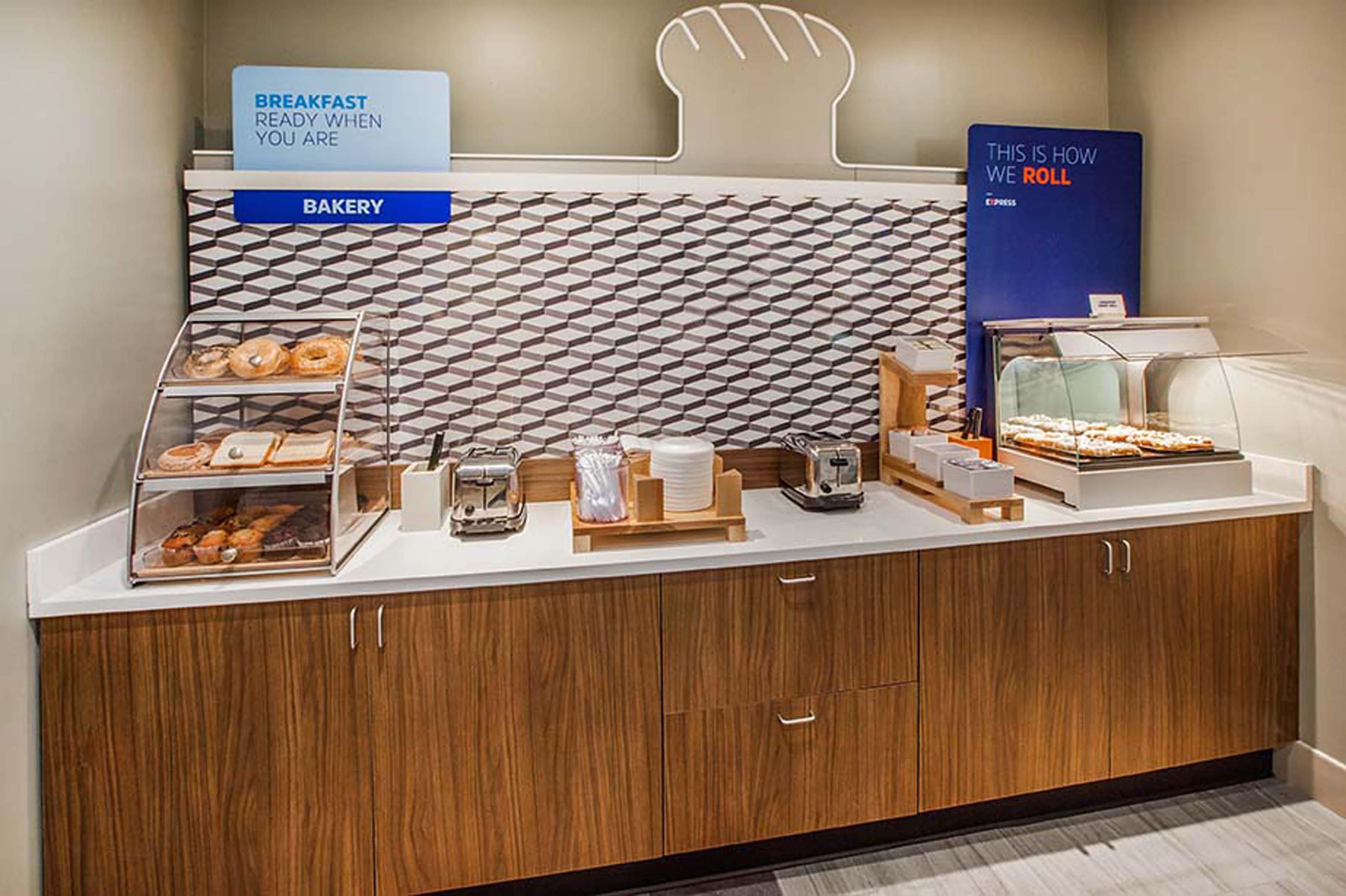 Holiday Inn Express Mccomb By Ihg מראה חיצוני תמונה